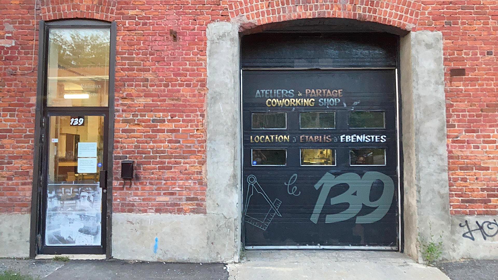Porte de garage donnant sur le quai de chargement